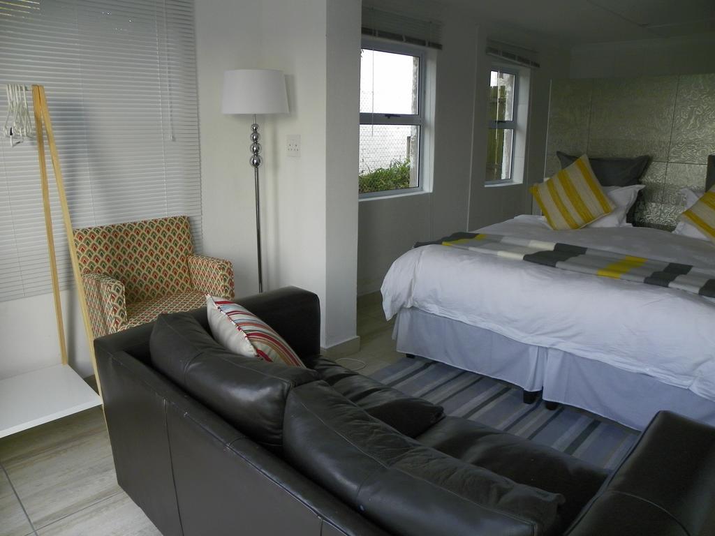 Blue'S Guest House - East London Bonza Bay Eksteriør billede