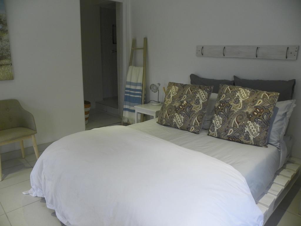Blue'S Guest House - East London Bonza Bay Eksteriør billede